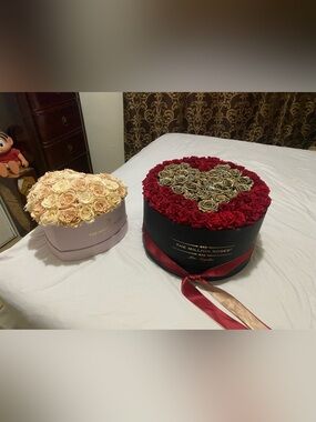 THE MILLIONS ROSES 
Heart-Shaped Red & Gold Rose Box
Heart-Shaped Beige Roses